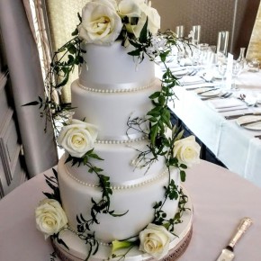 gorgeous cake flowers, bucks